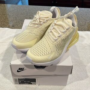 Womens Nike Air Max270. Yellow. Size 7